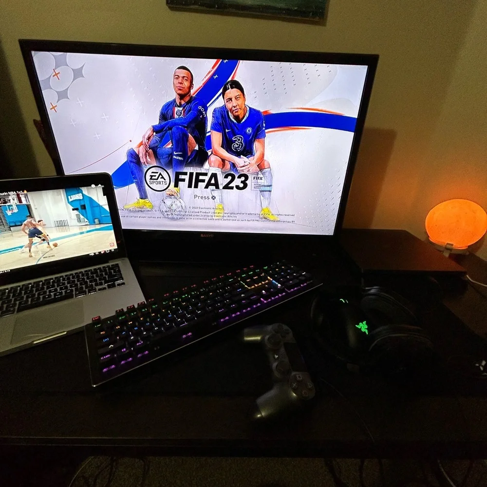 PlayStation 4 Slim 1 TB + 2 controllers